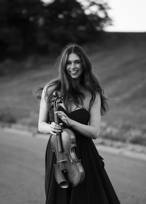 Emma Wernig, Bratsche, Lachenmann Music